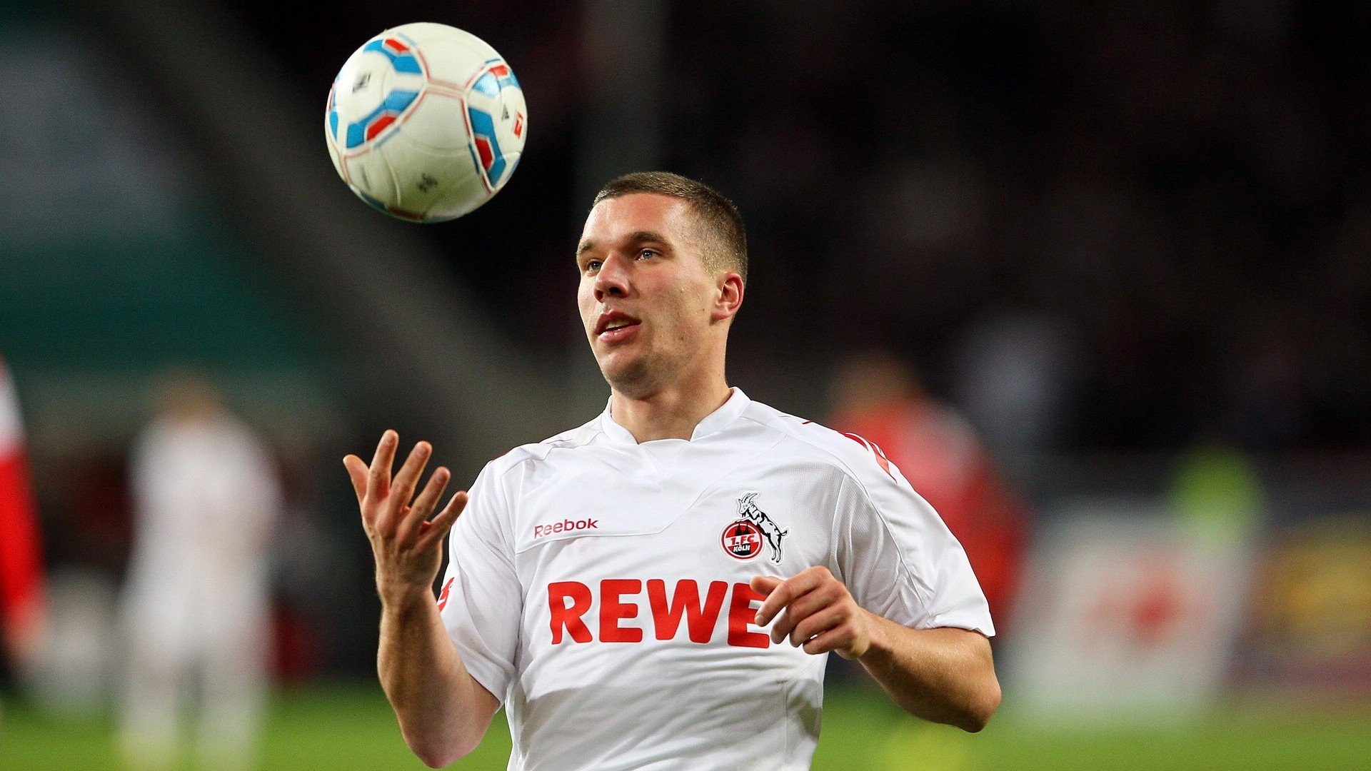 开云全站下载-夜幕下的水上灯光秀，融合科技的运动新体验，水上灯光秀文案